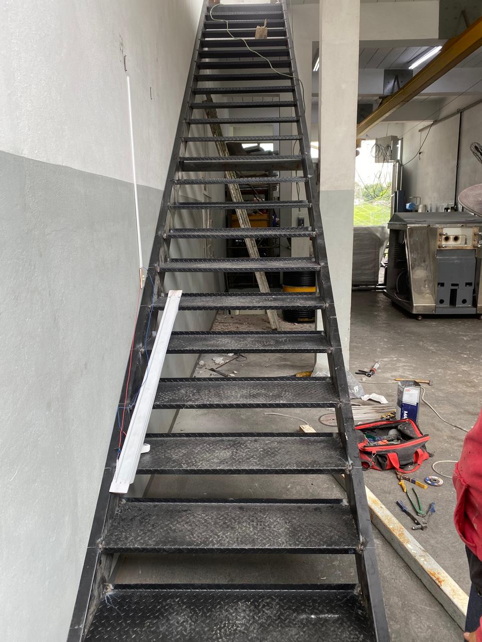 Escada metálica fabricada e instalada pela equipe